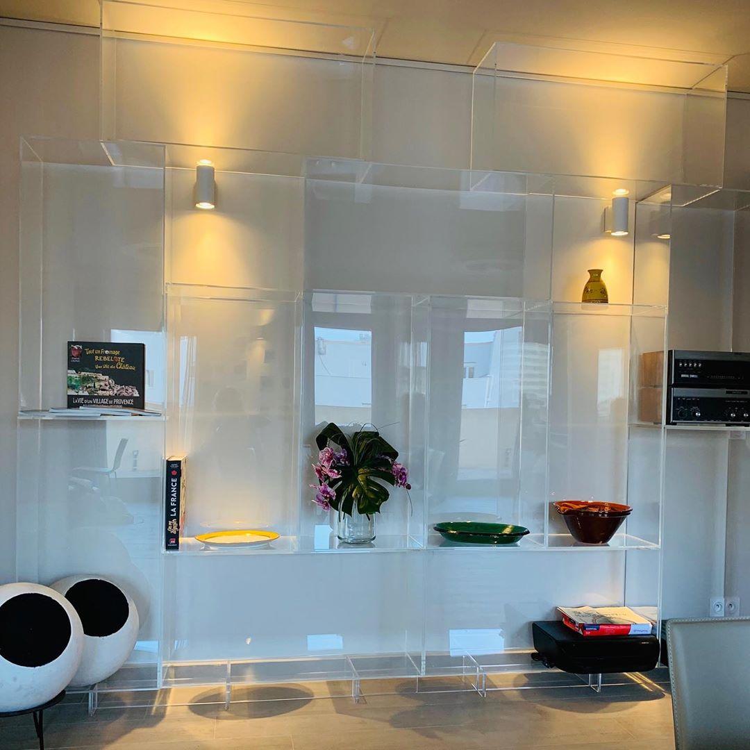 Mobilier en plexiglas sur mesure